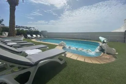 Villa Palms 0*, Callao Salvaje